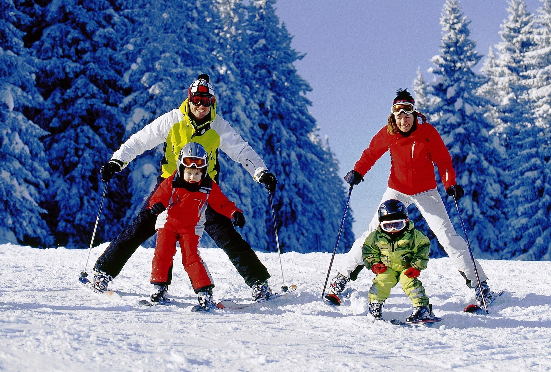 Семья лыжников. Катание на лыжах. Семья на лыжах. Катание на лыжах с семьей. Семья катается на лыжах.