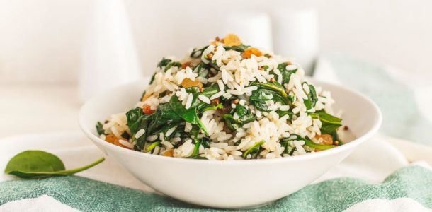 Рецепт горячего риса с изюмом и шпинатом на Новый год 2019