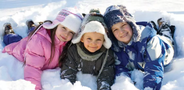 дети в снегу