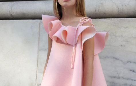 девочка в розовом платье 