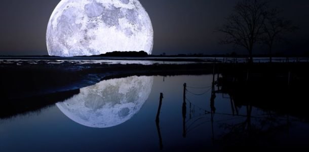 луна над озером 
