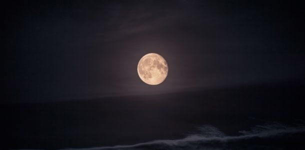полная луна над морем 
