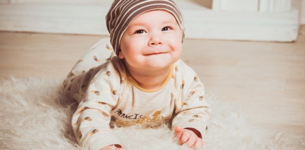 улыбающийся малыш в шапке