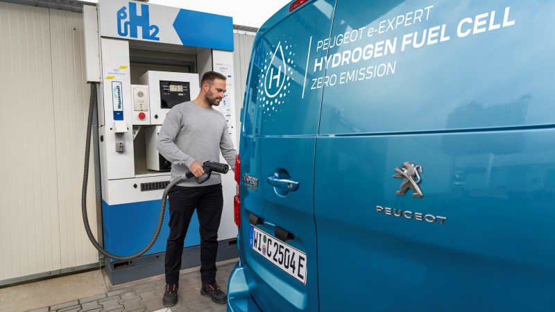 Денег ЕС на всех не хватит: Stellantis вовремя запустил в производство водородные фургоны