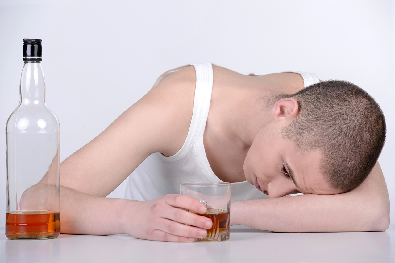 У молодого пьющего. Пьющий подросток. Алкоголизм. Подросток пьющий алкоголь. Детский алкоголизм.